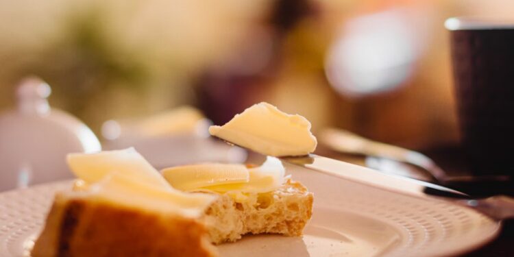 Hagvidson gör mångmiljonvinster – uppmanar till ransonering av smör på förskolorna